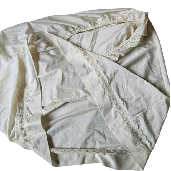 Vintage Half Slip Creme Eyelet Lace Lingerie Made in England 14" Waist - Picture 4 of 8
